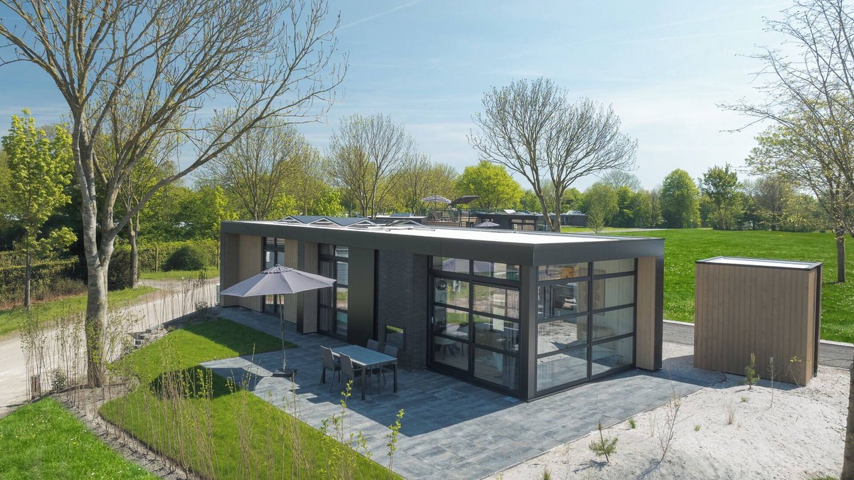 Workum House | Luxurious 6-person villa with modern kitchen, sunny garden and within walking distance of the beach.