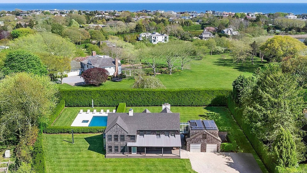 Water Mill House | Luxurious 7-bedroom estate south of the highway and 5 mins from the ocean!