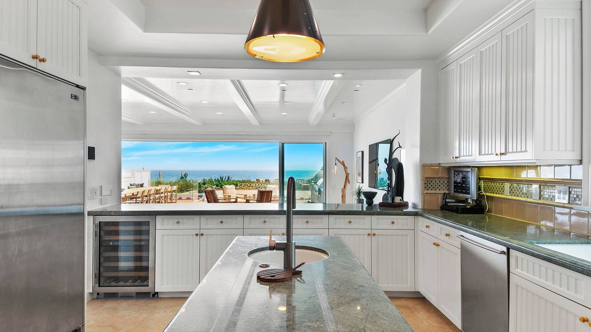 Western Malibu Villa | Luxurious 7-bedroom villa with AC, WiFi, fitness room in stunning Malibu