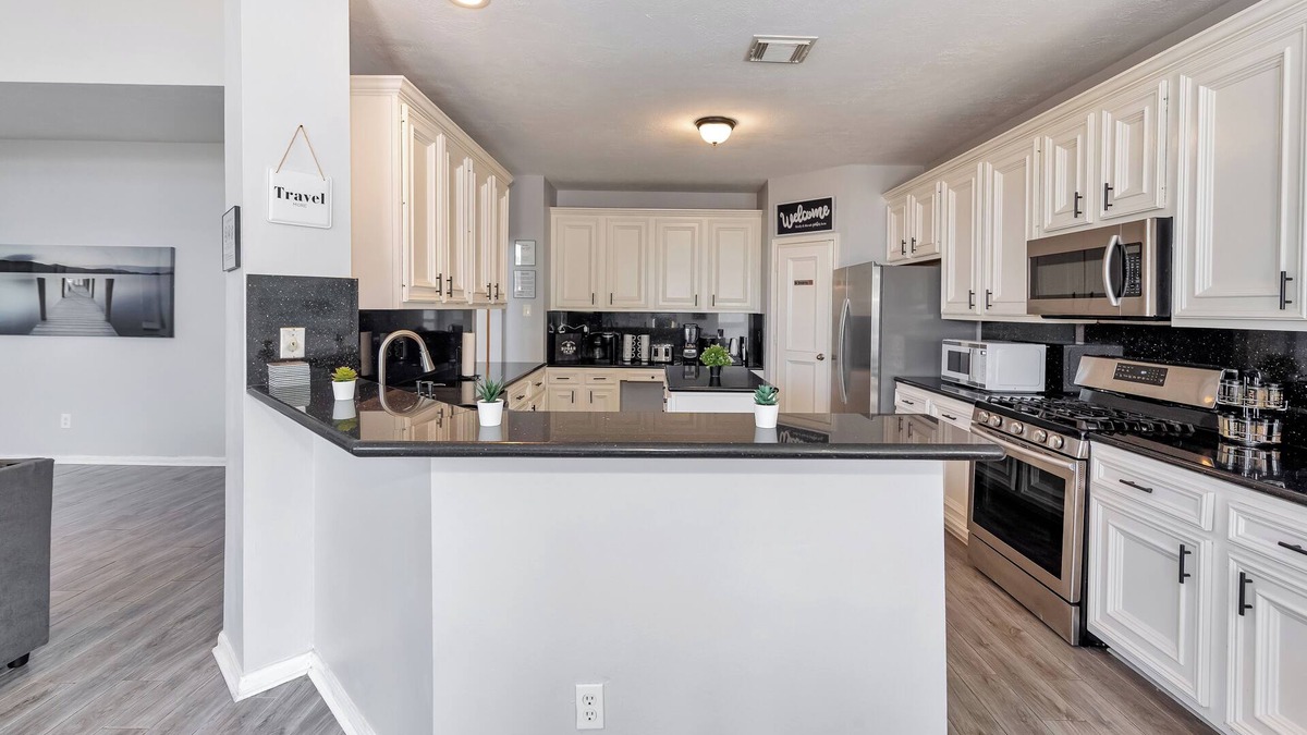 Barker House | Luxurious 7-BR w Pool & Spa 25 Mins Downtown OB