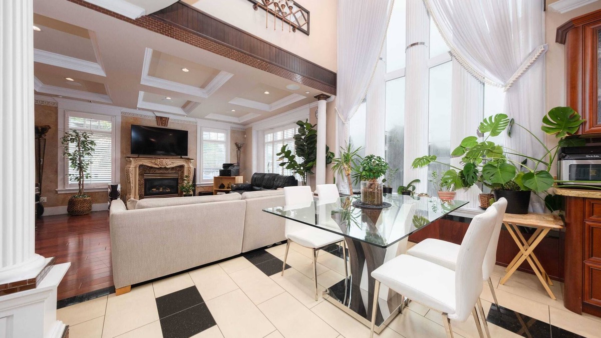 Riley Park-Little Mountain House | Luxurious 8-Bedroom Villa in Central Vancouver
