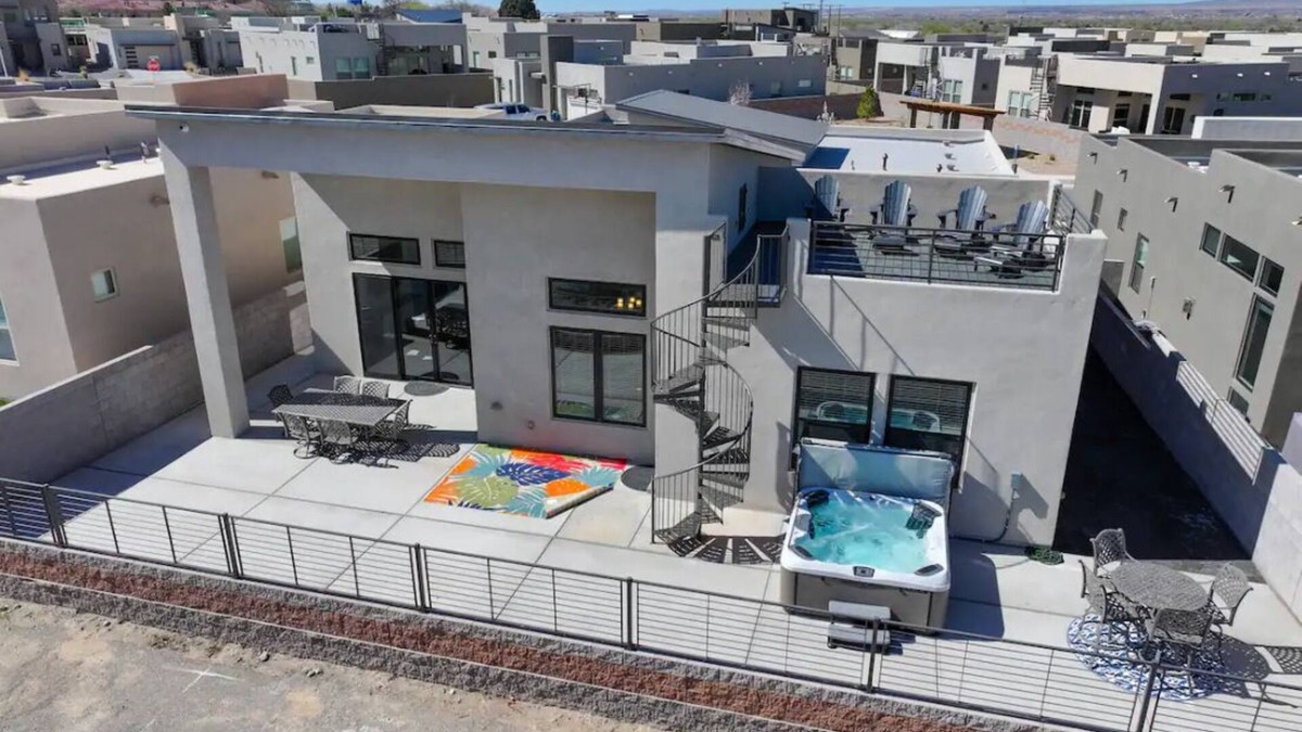 North Valley House | Luxurious Abode with Hot Tub and Rooftop Deck