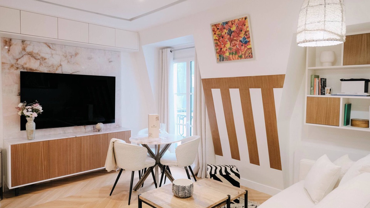 Odeon Apartment | Luxurious Air-conditioned Apartment Bianca