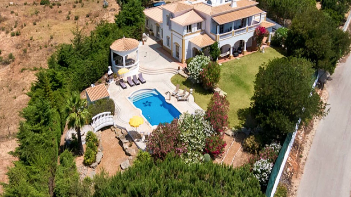 Lagoa e Carvoeiro Villa | Luxurious Algarve Villa | 7 Bedrooms | Vivenda Carvoeiro Deluxe | Private Pool.