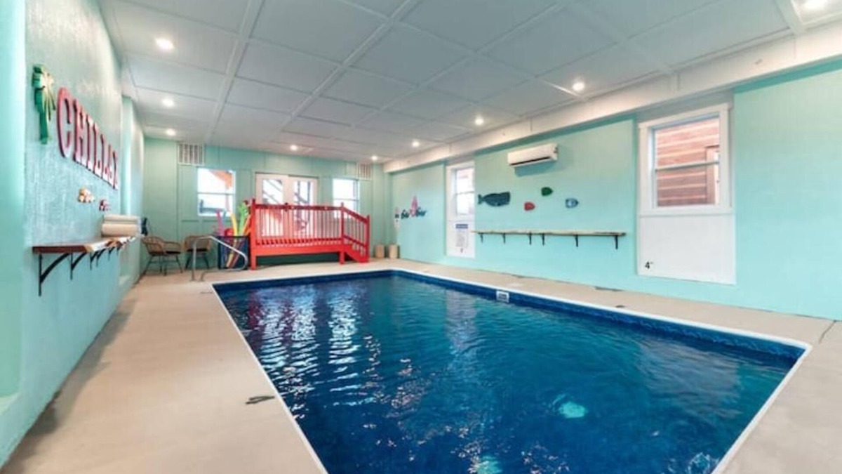 Caton Cabin | Luxurious/Amazing 1 of a Kind Cabin/InCabinHeated Pool/Sauna/Games Sleeps 24