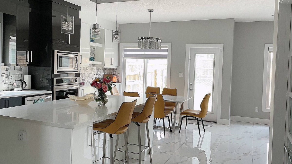 Northeast Edmonton House | Luxurious and clean home!