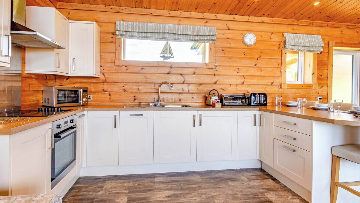 Hollym Ski Chalet | Luxurious and contemporary Finnish log lodge.