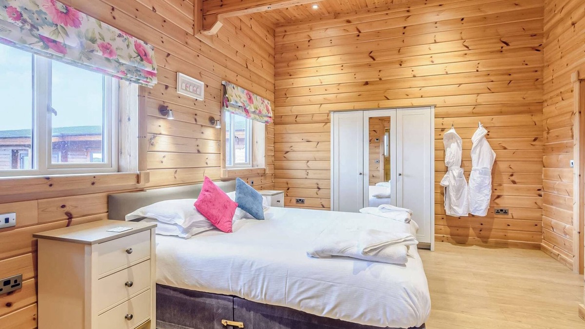 Hollym Ski Chalet | Luxurious and contemporary Finnish log lodge, perfect for a relaxing break away with your pet(s).