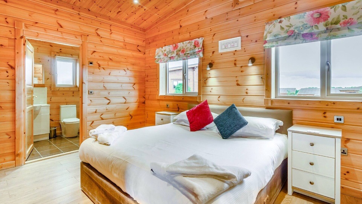 Hollym Ski Chalet | Luxurious and contemporary Finnish log lodge.