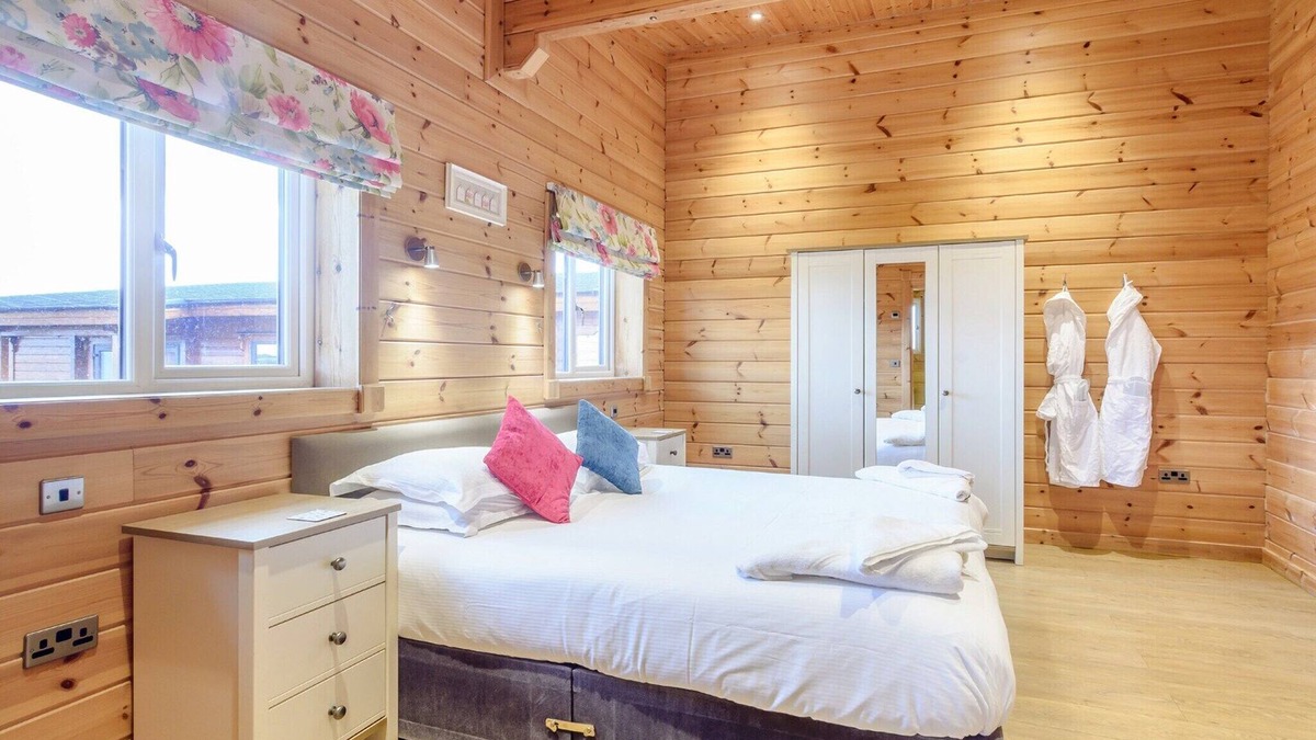 Hollym Ski Chalet | Luxurious and contemporary Finnish log lodge.