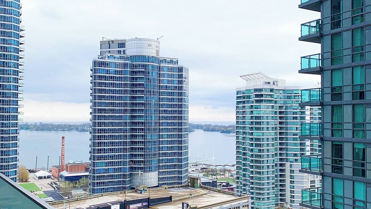 Central Waterfront Apartment | Luxurious and cosy oasis in Downtown core Toronto