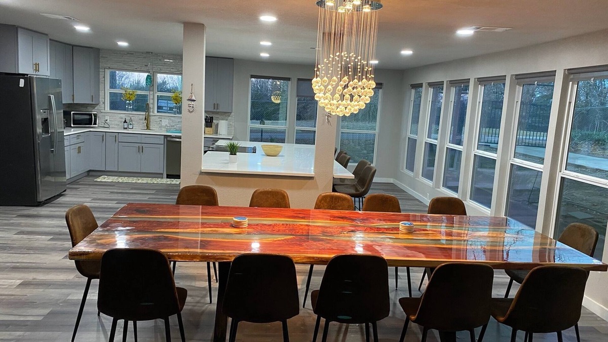 Gordonville House | Luxurious and spacious house built for entertainment 5 min walk to lake!