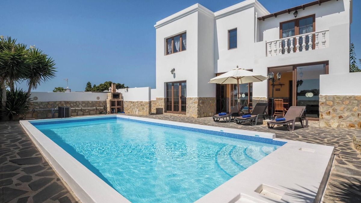 El Cuchillo Villa | Luxurious and Spacious "Villa María" with Terrace, Pool, Sea View and Wi-Fi