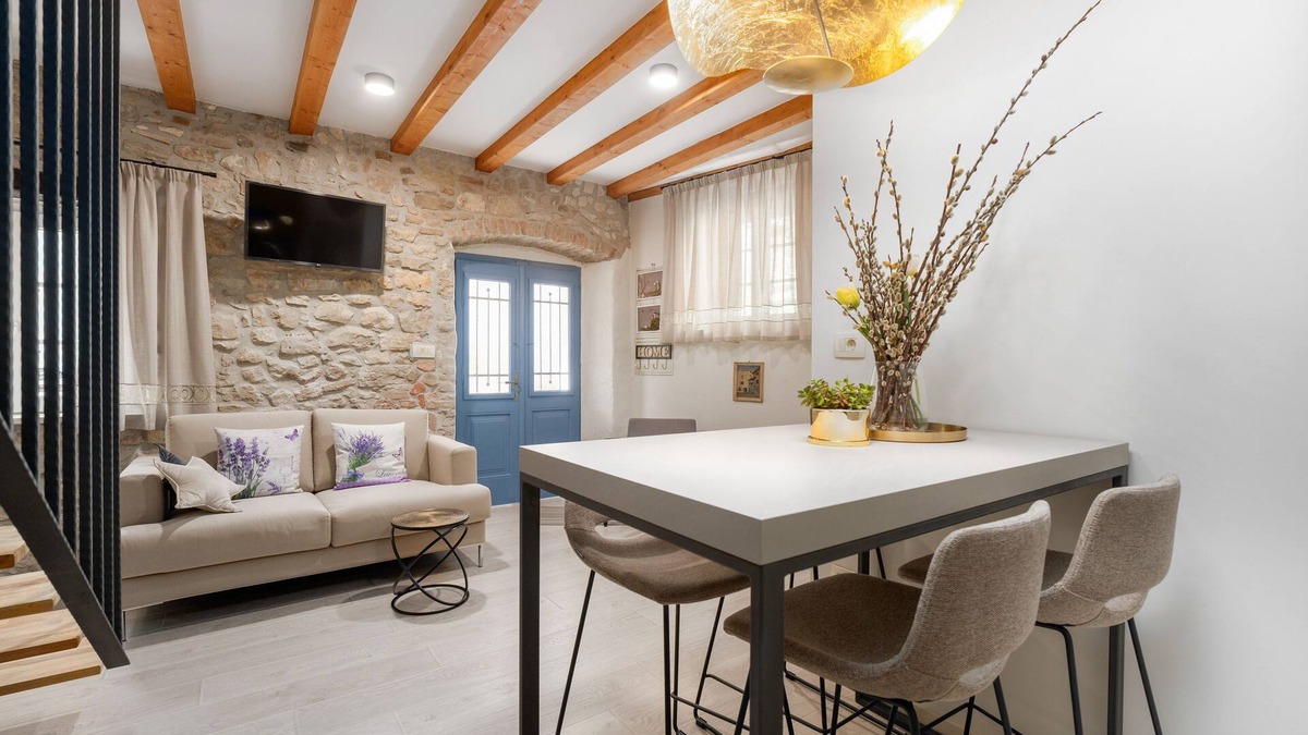 City Center Apartment | Luxurious apartment, old town, 4 persons,only 150m from the beach,with sea view.