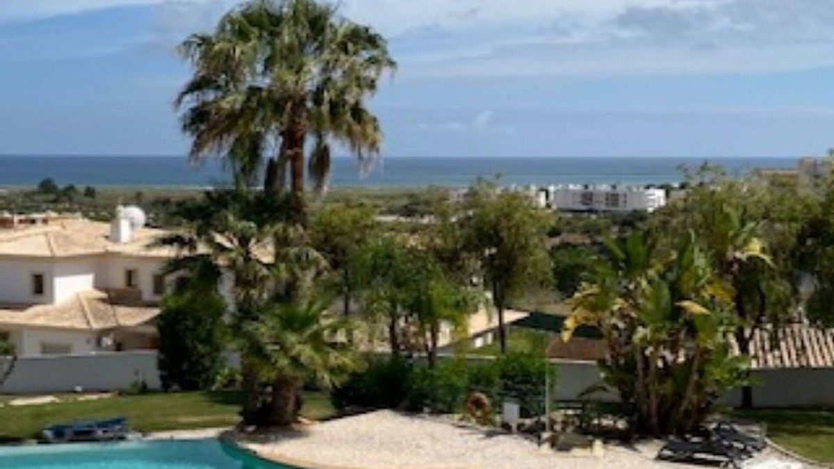 Albardeira Apartment | Luxurious apartment, sea view, pool, large gardens and tennis court