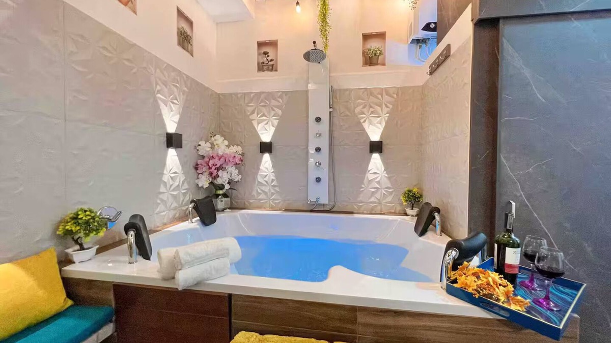 Cali Apartment | Luxurious Apt | Hot Tube | Prime Location | 4Beds