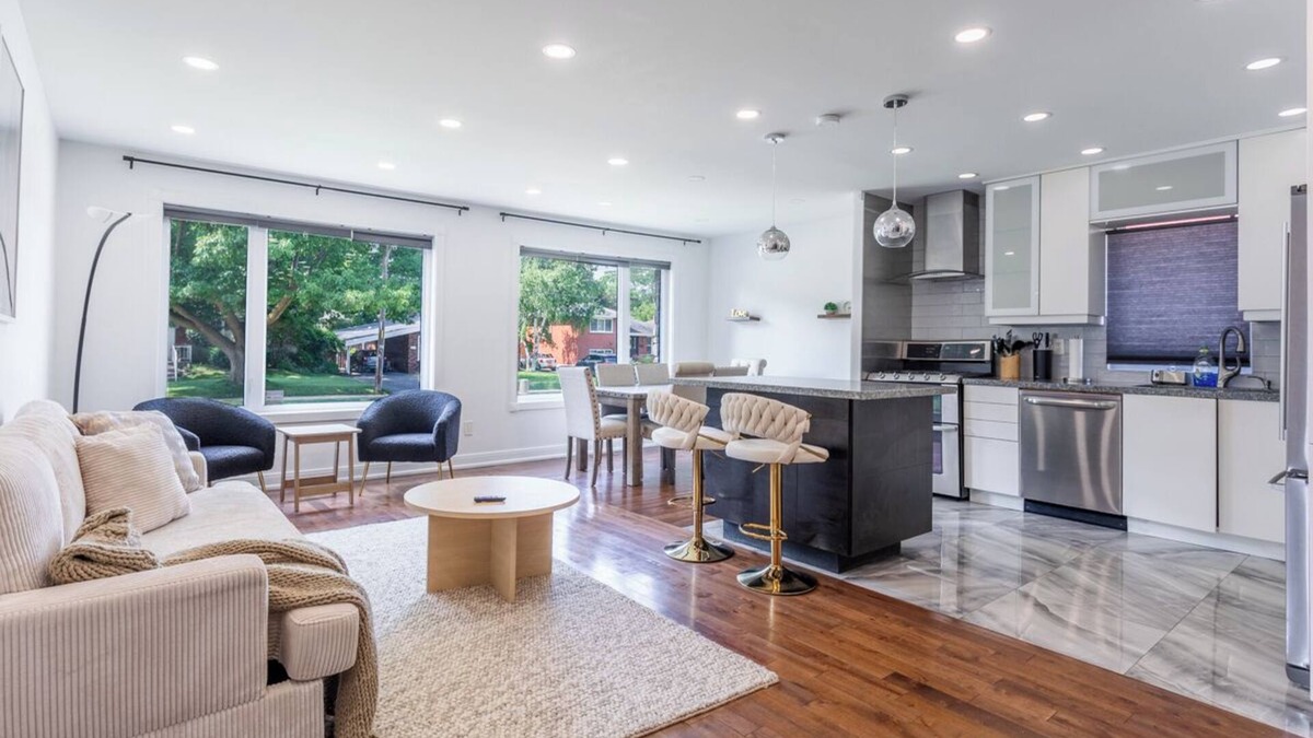 Burlington House | Luxurious. BBQ. Pool & Splash Park. 1hr to Niagara & TO. 20 mins Lion Safari.