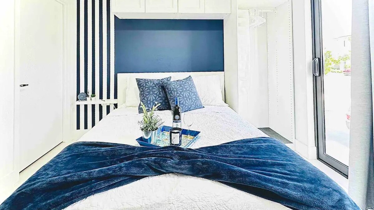 Florida City Apartment | Luxurious Blue Studio! The Keys, Everglades, Biscayne N. Park, Redlands & Miami