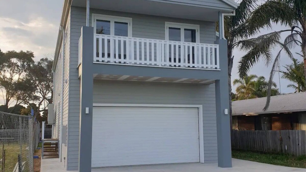 Lakes Entrance House | Luxurious brand new large family house w air con