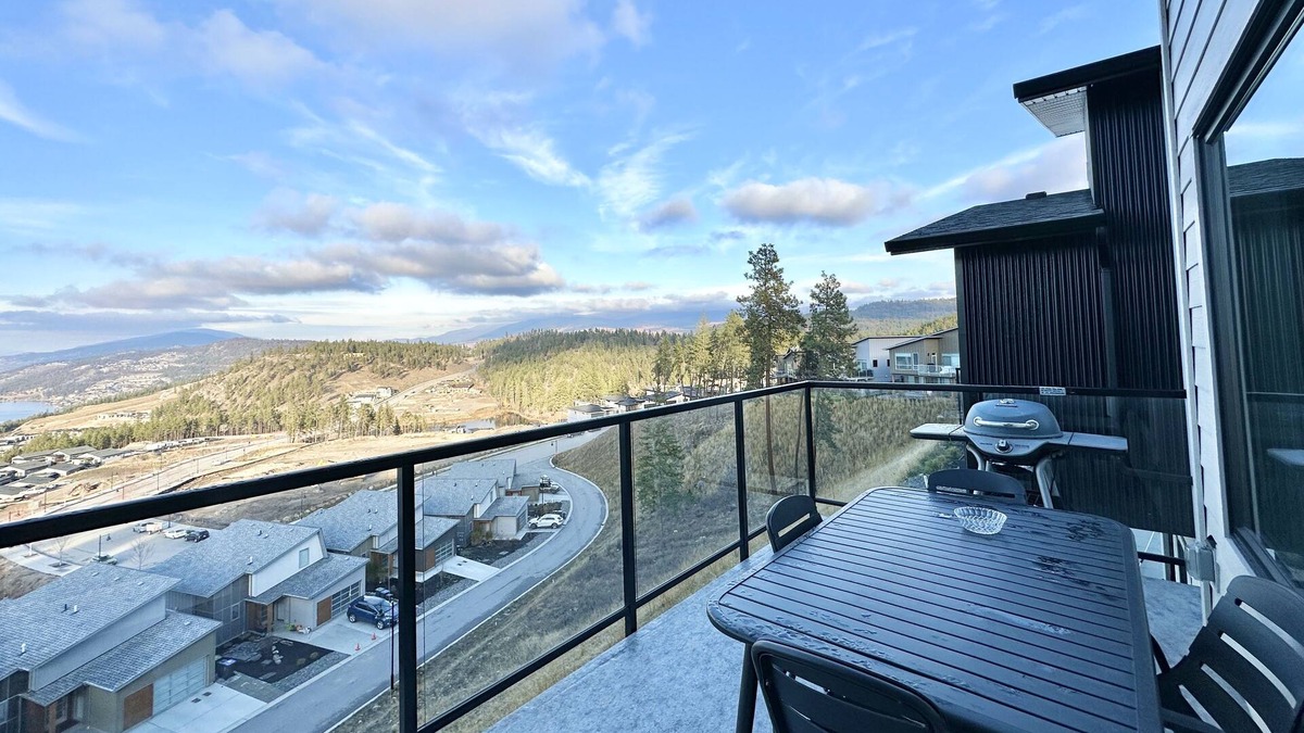 McKinley House | Luxurious Brand New Home with Breathtaking View of Okanagan Lake