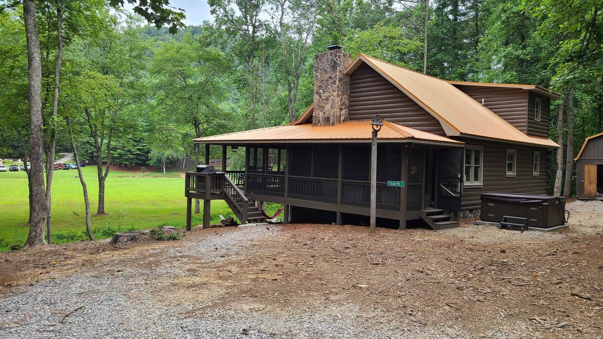 Suches Cabin | Luxurious Brown Mountain River Cabin 4BR/3Bath w/Hot Tub and Fire Pit