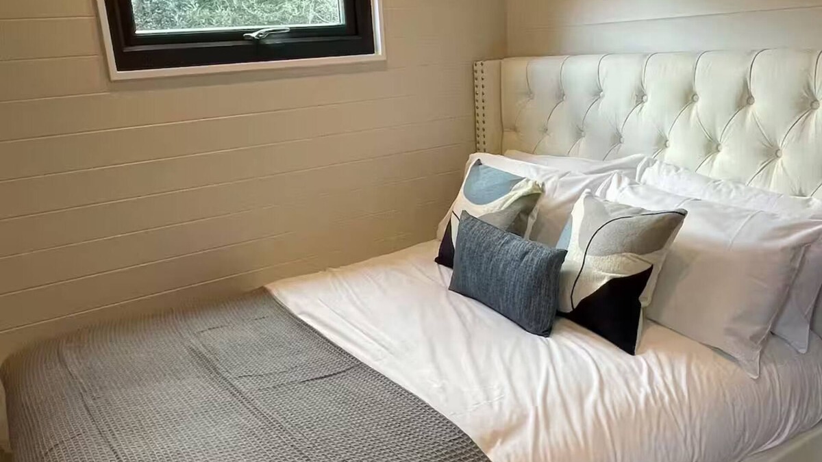 Llangollen Apartment | Luxurious Canal-side mini lodge in Llangollen.