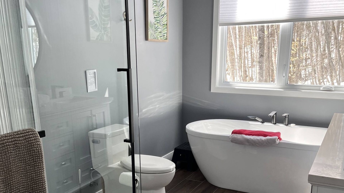 Lac Sainte-Marie Ski Chalet | Luxurious Chalet with sauna steps from MSM