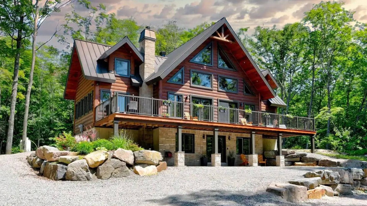 Saint-Calixte Ski Chalet | Luxurious chalet featuring a jacuzzi, pool, small lake, sauna and pool table.