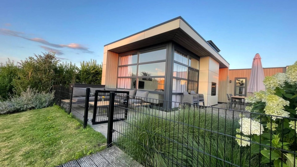 Olburgen House | Luxurious Chalet Waterlijn: your dream vacation on the IJssel! NEW: now with fence