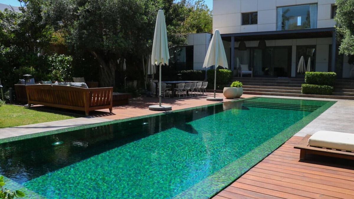 Herzliya Pituach House | Luxurious Coastal Villa with Pool Near the Beach