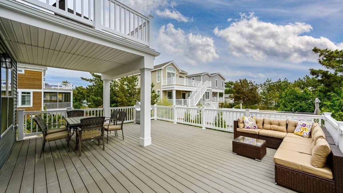 Fenwick Island House | Luxurious & Comfy ~ 1 Block to Beach ~ ♛Royal Beds