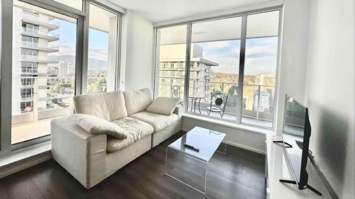 Burnaby Apartment | Luxurious Condo by Skytrain