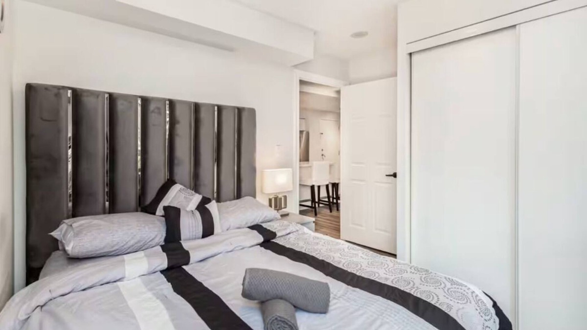 Downtown Mississauga Apartment | Luxurious Condo in Mississauga right IN front of Square One Mall