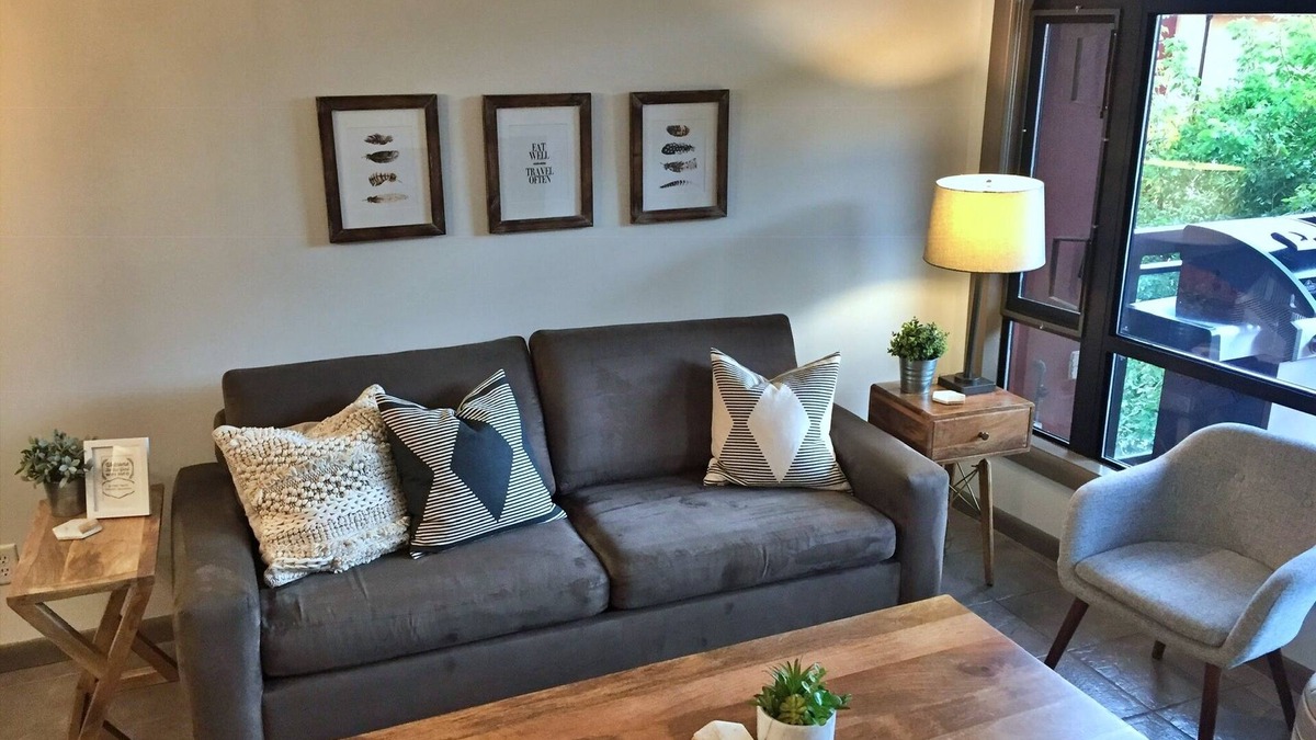 South Pandosy Condo | Luxurious Condo overlooking Playa's quiet 3rd floor courtyard