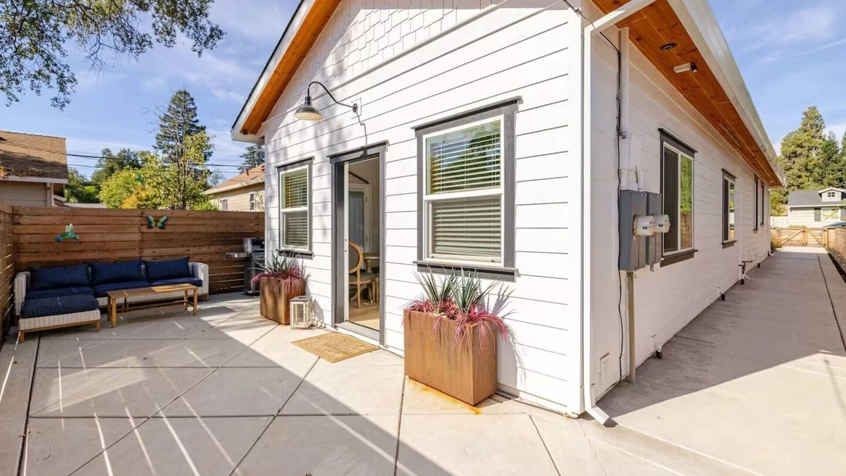 Folsom Cottage | Luxurious cottage in Historic Old Town Folsom with WiFi, AC