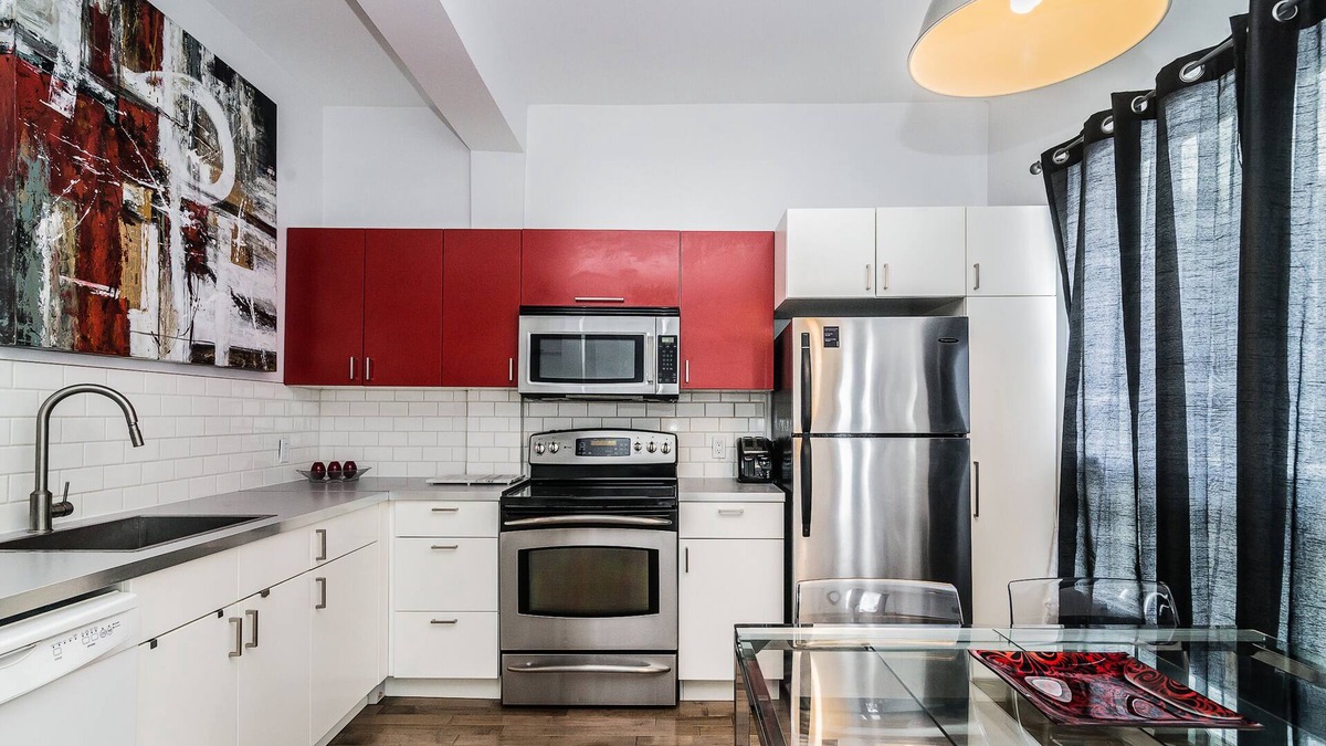 Sainte-Marie Cottage | Luxurious Cottage Old Port& Downtown 2 Bdrms 2-Parking Spaces Right behind House