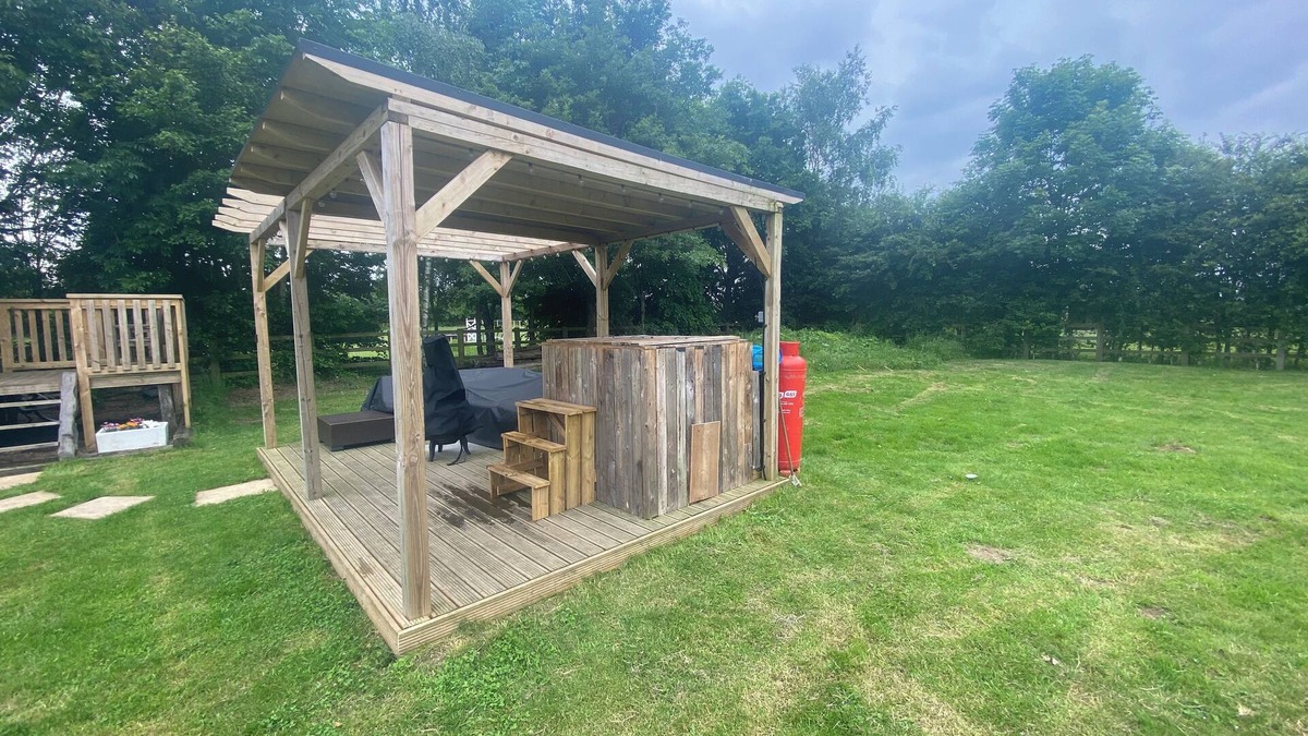 Severn Stoke House | Luxurious cozy converted horsebox retreat