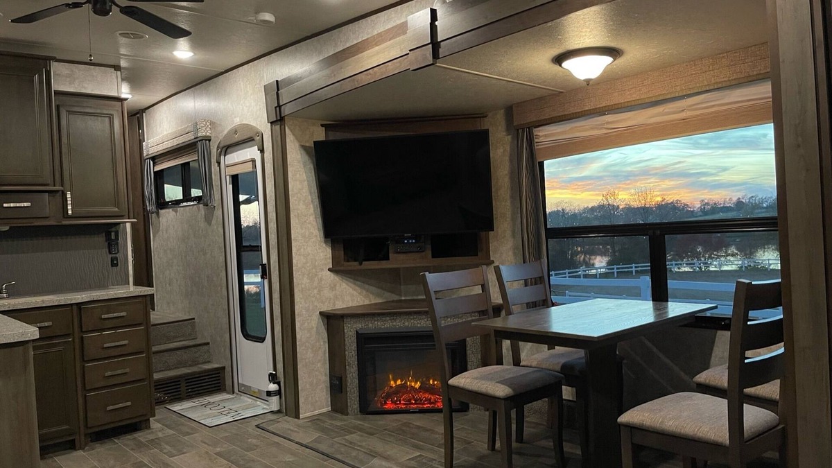 Lexington House | Luxurious Cozy RV Open Range Glamping Experience @ KHP