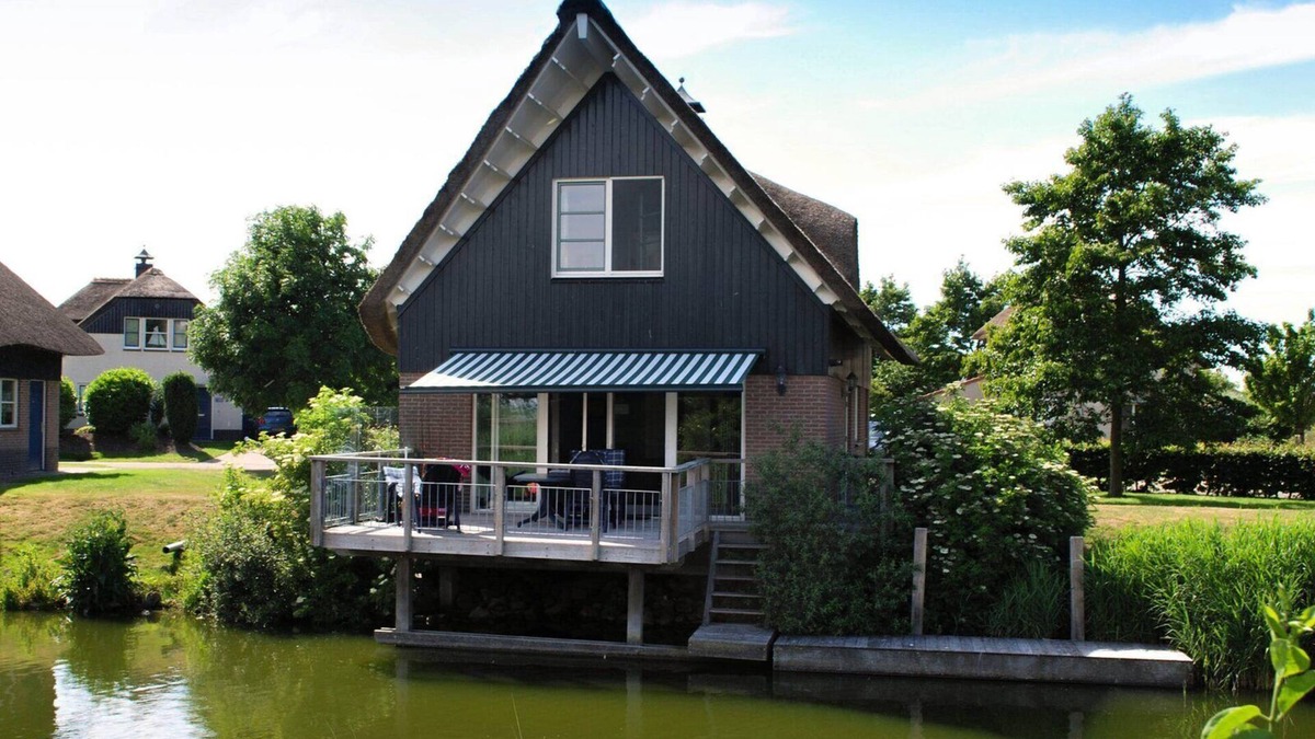 Makkum Cabin | Luxurious detached villa with patio above the water