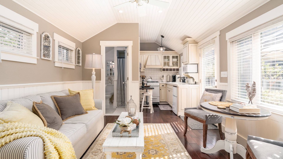 Ukiah House | Luxurious Downtown Guest Cottage/2 Beds/Garden Oasis w/Firepit