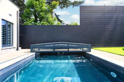 Strombeek-Bever Hotel | Luxurious Escape - Room LoveSerenity with pool and jacuzzi