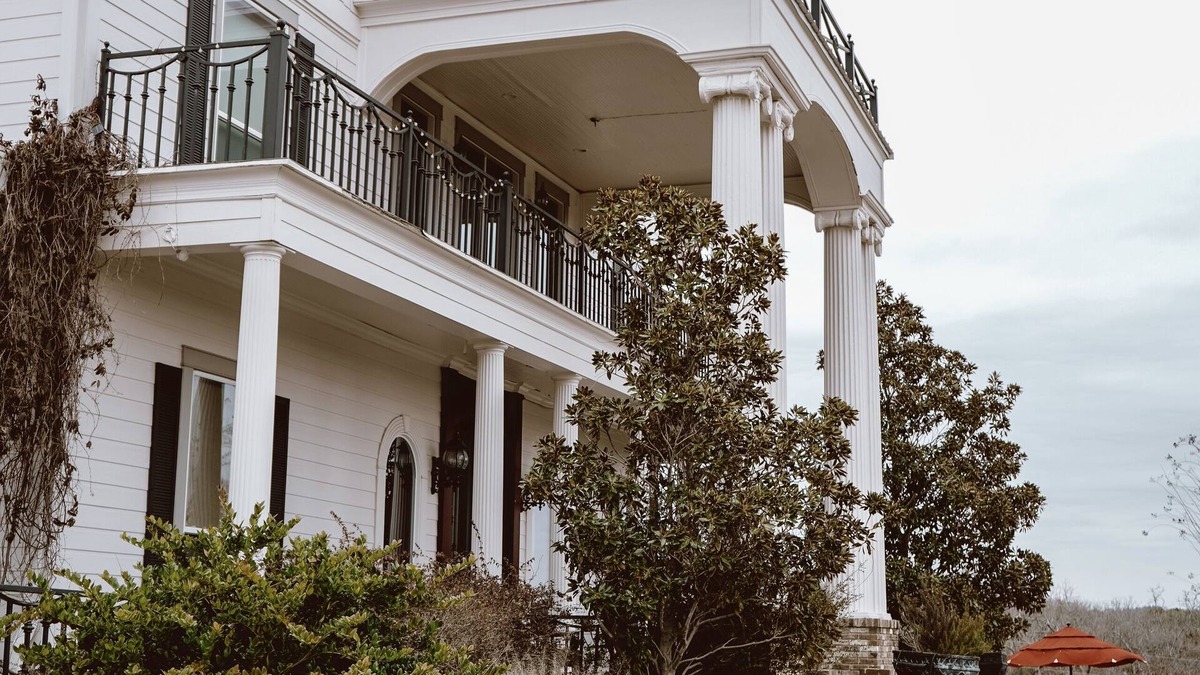 Athens House | Luxurious Estate at Tara Vineyard and Winery, with accompanying Pool and Hot-tub