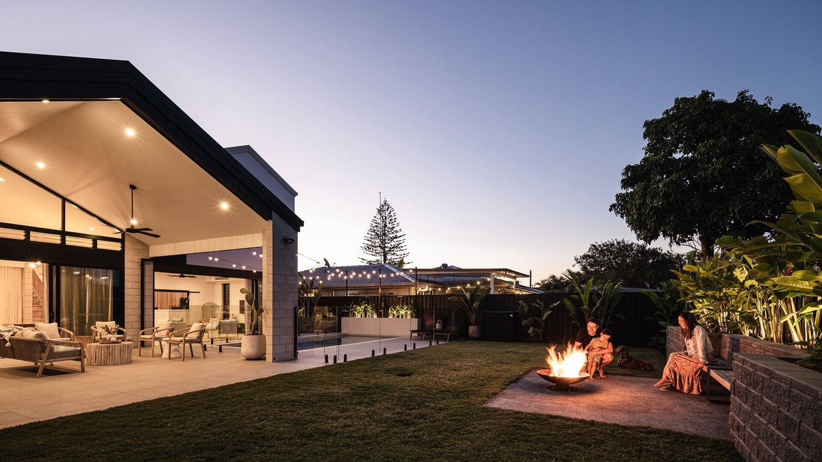 Palm Beach House | Luxurious Family Coastal Retreat. Spacious seaside glamour.
