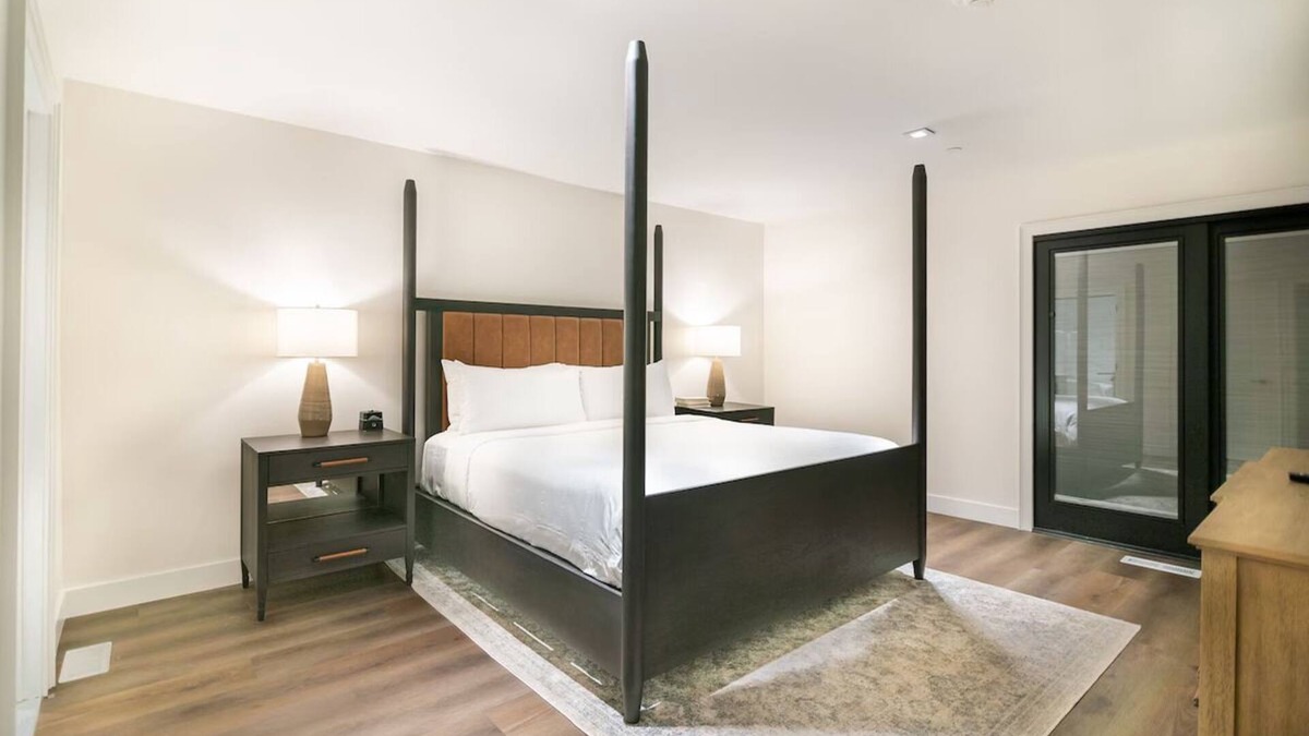 Midway Hotel | Luxurious Family Cottage w/Pool, Sports Facilities Near Crater Hot Spring