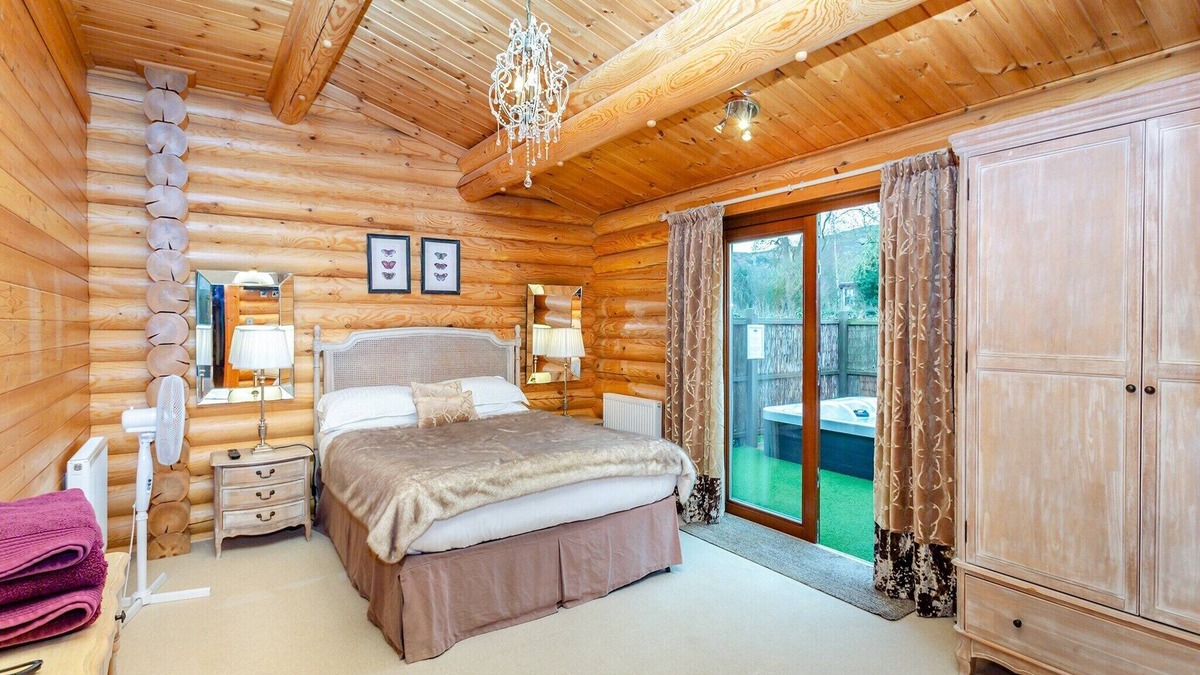 Carlton-in-Cleveland Cabin | Luxurious real log lodge.