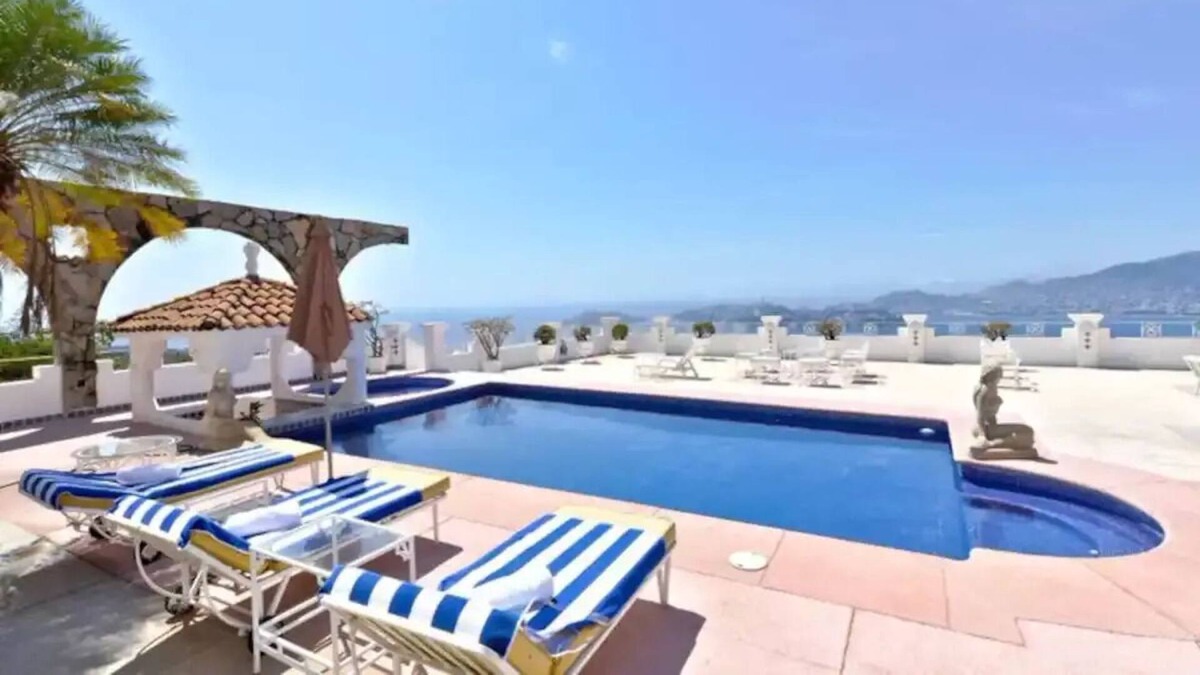 La Condesa House | Luxurious house of "Juan Gabriel" in Acapulco Bay