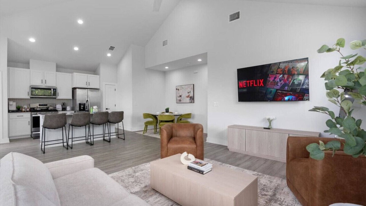 University Hills and Windsor Park House | Luxurious Hidden Gem - Downtown Access - Balcony