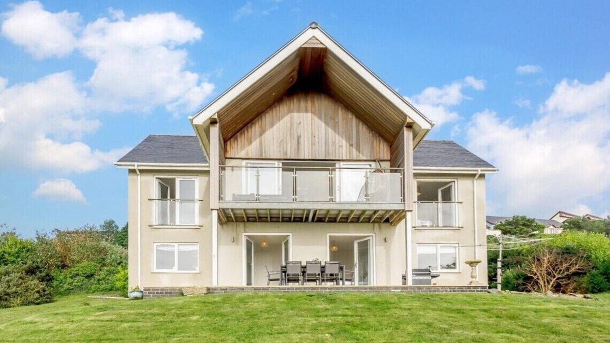 Aberdovey House | Luxurious Holiday Home - Aberdovey- 4 En-Suite Bedrooms & Spectacular Sea Views!