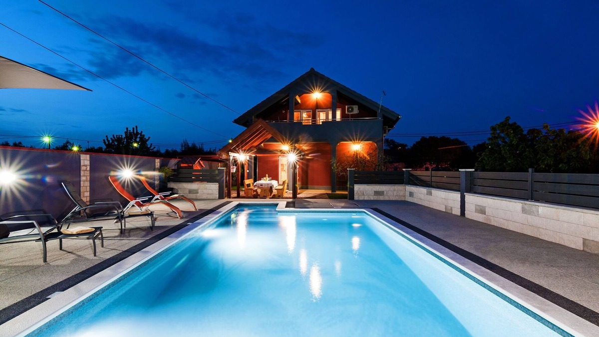 Benkovac House | Luxurious Holiday Home in Šopot with Pool