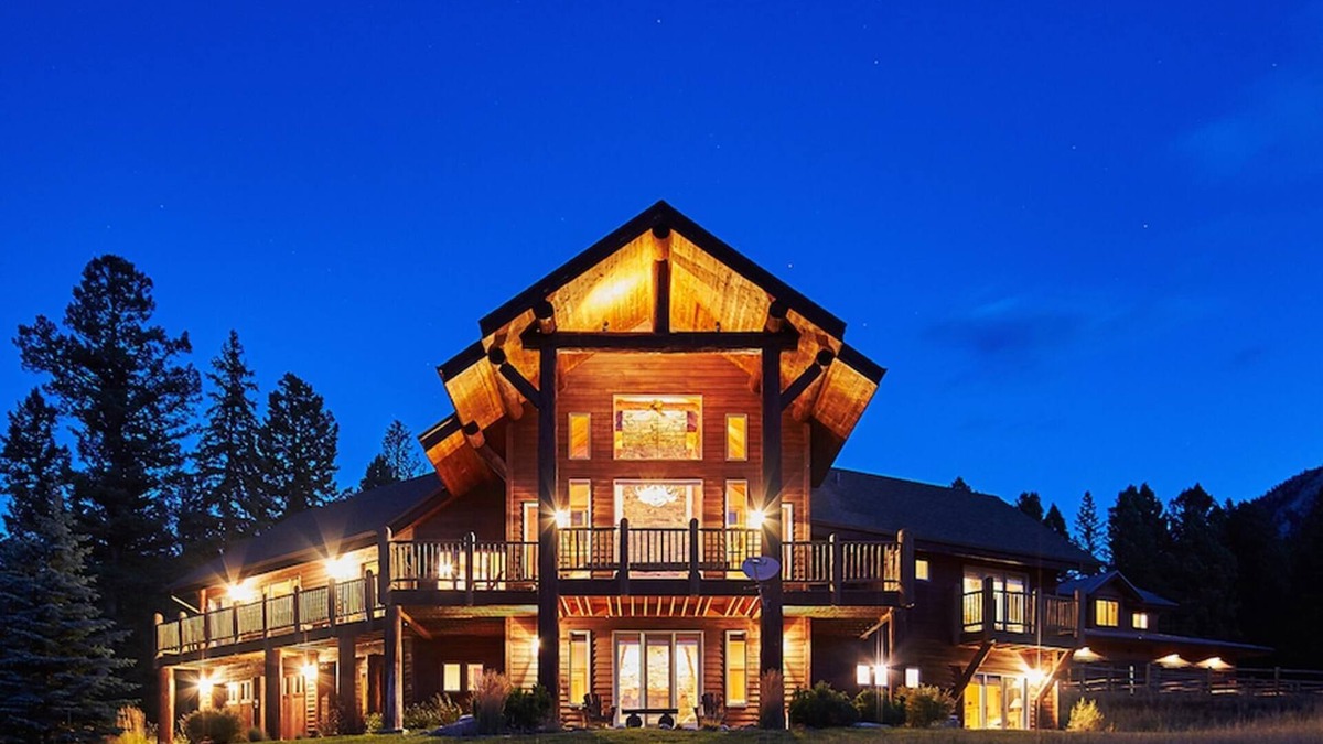 Big Sky House | Luxurious Home & Party Barn, Campfire area, Exclusive 20 acres